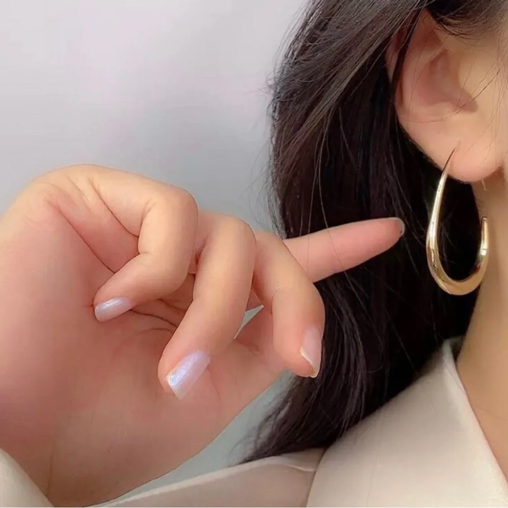 ✨ NWT Gold minimalist hoop earrings ✨ Goes with everything!!! - Picture 4 of 4